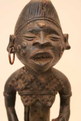 kongo(maternité), d`afrique : Rép.démoncratique du Congo., statuette kongo(maternité), masque ancien africain kongo(maternité), art du Rép.démoncratique du Congo. - Art Africain, collection privées Belgique. Statue africaine de la tribu des kongo(maternité), provenant du Rép.démoncratique du Congo., 1277/5007.Maternité pfemba région du Bas-Kongo.Avec sa coiffure en forme de mitre, mode répendue chez les hommes et femmes du Mayombe,elle constitue avec ses scarifications et la boucle d